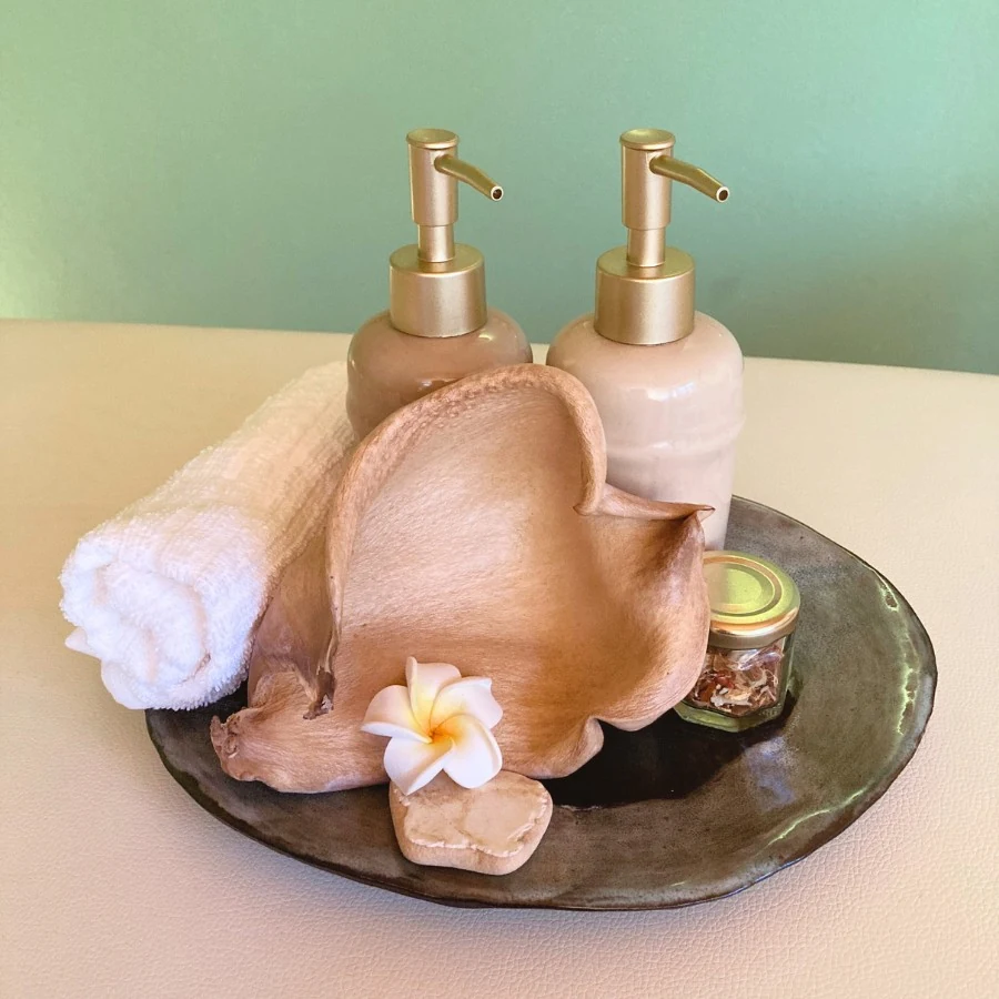Hawaiianische Blume, edle Öle und weiteres Zubehör für das Aloha Flow Day Retreat der Stressablage für eine exklusive Auszeit, intensives Loslassen, Leichtigkeit und Entspannung