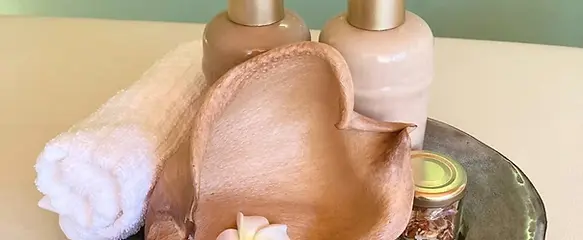 Hawaiianische Blume, edle Öle und weiteres Zubehör für das Aloha Flow Day Retreat der Stressablage für eine exklusive Auszeit, intensives Loslassen, Leichtigkeit und Entspannung