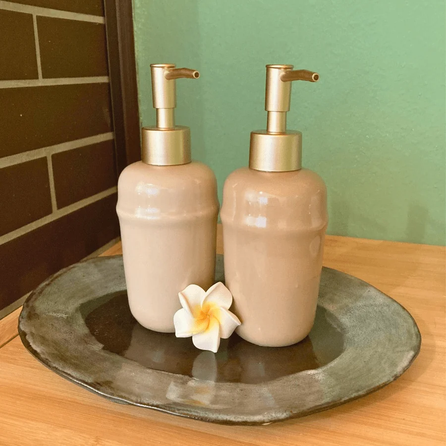 Hochwertige Stressablage-Aromaöle für die hawaiianische inspirierte Aromaöl-Massage mit hawaiianischer Blume auf ovalem Kunsthandwerk-Keramik-Teller