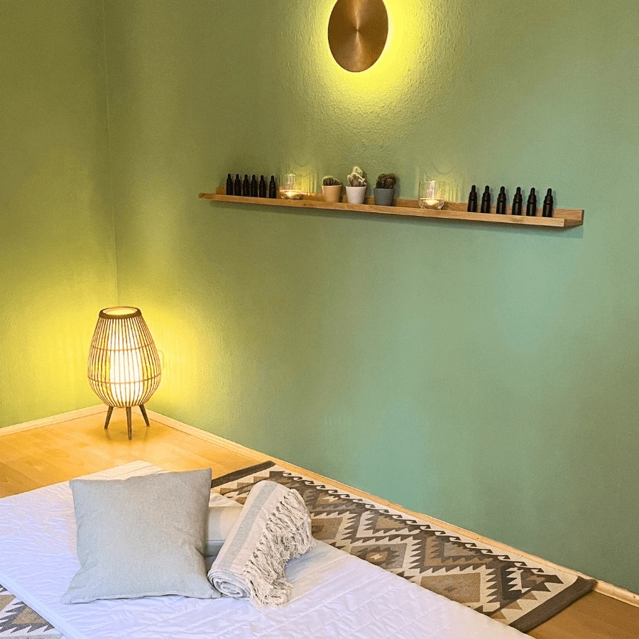 Nuad Thai Yoga Massage Bereich in der Stressablage in Steyr mit bequemer Matte, Pölstern, Decke und warmer Atmosphäre für Tiefenentspannung und Regeneration von Körper und Geist