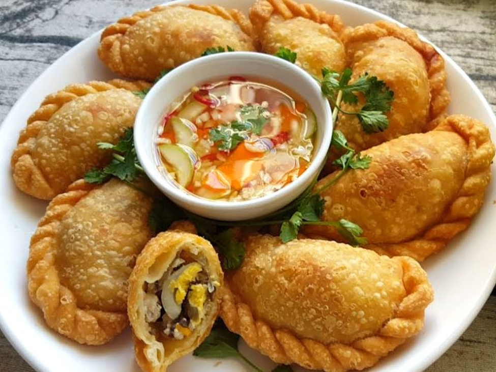 Bánh gối - Vietnamese Pillow Cake in Ha Long