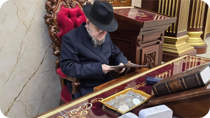 שבת שקלים | מרן ראש הישיבה חילק "מטבעות" לילדי בית המדרש
