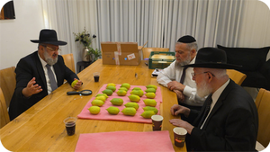 זריזין מקדימין | מורנו ראש הישיבה בבחירת אתרוג מהודר