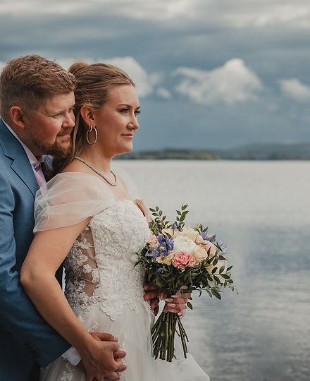Ert bröllop är unikt, och er fotografering bör vara det också. Vad är viktigast för er? Förberedelser med vännerna? Romantiska porträtt? Stämningsfulla middagsbilder? Dansgolvets energi?
Tillsammans skapar vi ett upplägg som fångar just de ögonblick ni värdesätter mest. Låt mig hjälpa er att bevara de stunder ni kommer att återvända till i framtiden.
I paketet ingår:
• 6 timmars fotografering
• Urval och redigering av minst 300 bilder
• Fikamöte för planering av er dag
• Stilren digital leverans med delbar länk
• Transportersättning inom Umeå