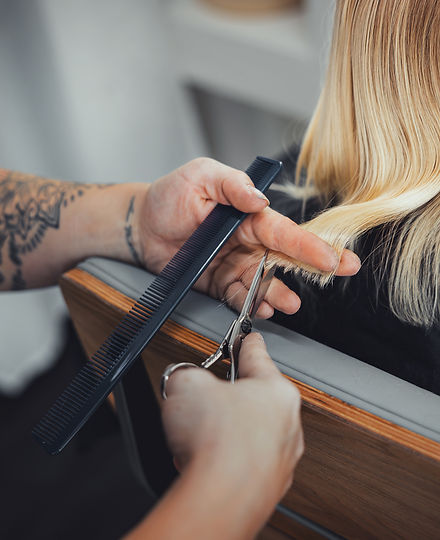 Vi hjälper dig att få en personligt anpassad och välklippt frisyr. Du får en konsultation följt av schamponering och styling. Vi erbjuder klippningar för både honom, henne och barn, och anpassar oss efter alla hårtyper och stilar.