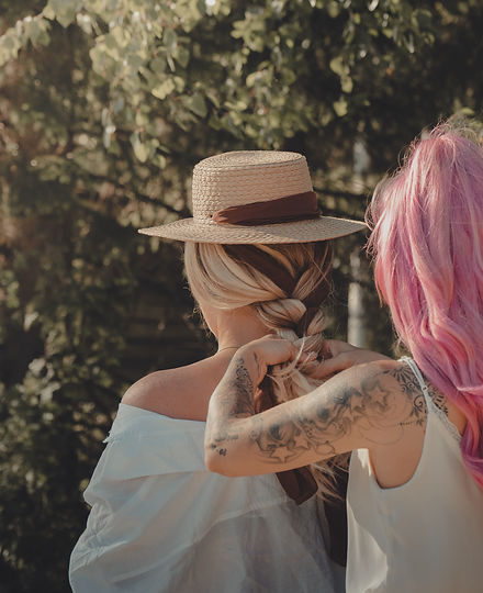 Upplev en proffsig styling som ger ditt hår en fantastisk finish. Vi erbjuder olika tekniker beroende på din önskade look, från voluminösa lockar till släta och polerade stilar. Vi ser till att du lämnar salongen med en frisyr som håller hela dagen.