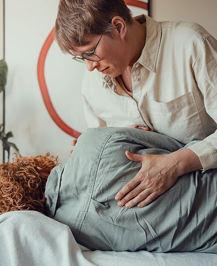 Osteopati kan hjälpa till att lindra smärtproblem, förbättra rörelseförmågan och återställa kroppens balans.
Men det handlar inte bara om att lindra symtom – det handlar om att titta på helheten och ge kroppen de förutsättningar den behöver för att läka och fungera på bästa möjliga sätt.