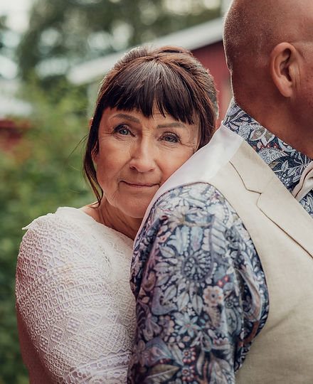 Idealiskt för par som önskar professionella bilder av dagens höjdpunkt utan att ha en fotograf närvarande hela dagen.
I paketet ingår:
• 2 timmars fotografering
• Urval och redigering av minst 150 bilder
• Fikamöte för planering av er dag
• Stilren digital leverans med delbar länk
• Transportersättning inom Umeå