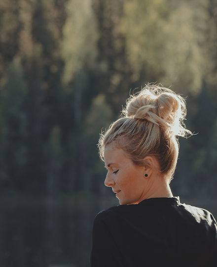 Vi skapar eleganta och hållbara uppsättningar för alla tillfällen – från bröllop och baler till vardagliga festligheter. Vi arbetar med dig för att designa en uppsättning som speglar din personlighet och passar perfekt för din ansiktsform och stil.