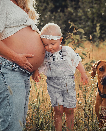 Gravidfotografering fångar den magiska väntan och glädjen i att skapa nytt liv. Tillsammans skapar vi tidlösa bilder som du kan bevara för alltid.