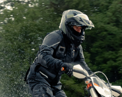 Adventure-Riding im Fokus: iXS Venture‑GTX 1.0 vs. Klim Badlands Pro