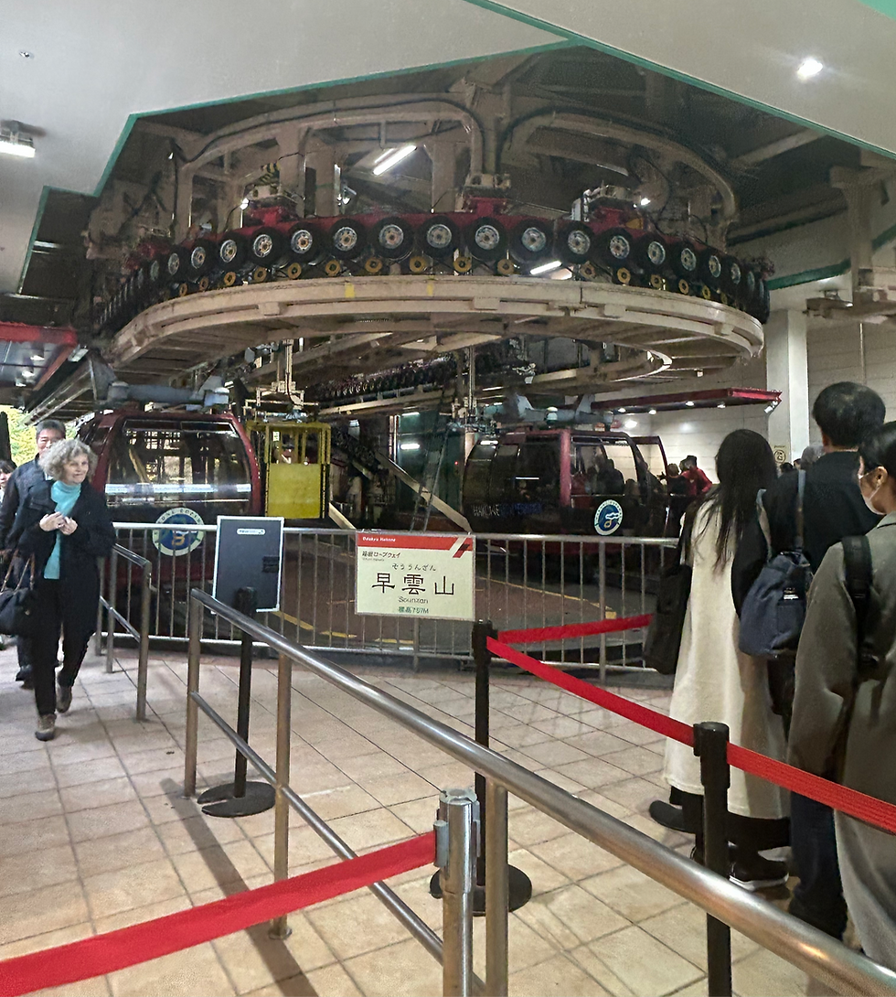 Inside cable car station in Sounzan