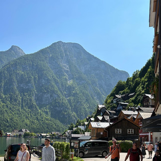 Strolling along the Hallstatt lake