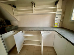 Aménagement de garage sur mesure, offrant un espace de rangement fonctionnel et esthétique. ABM Agen
