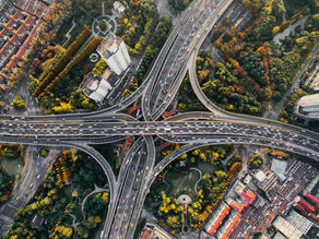 Motorway intersection with lots of changing lanes
