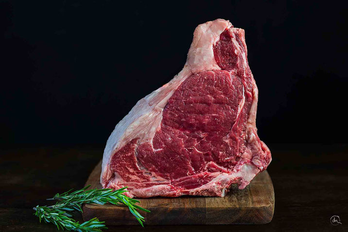 Côte de boeuf de Galice Premium crue, au goût riche et savoureux.