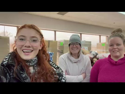 "Elves for Seniors" prepares to grant the holiday wishes of 3,500 Montréal seniors.