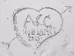 A og C hjerte i sand