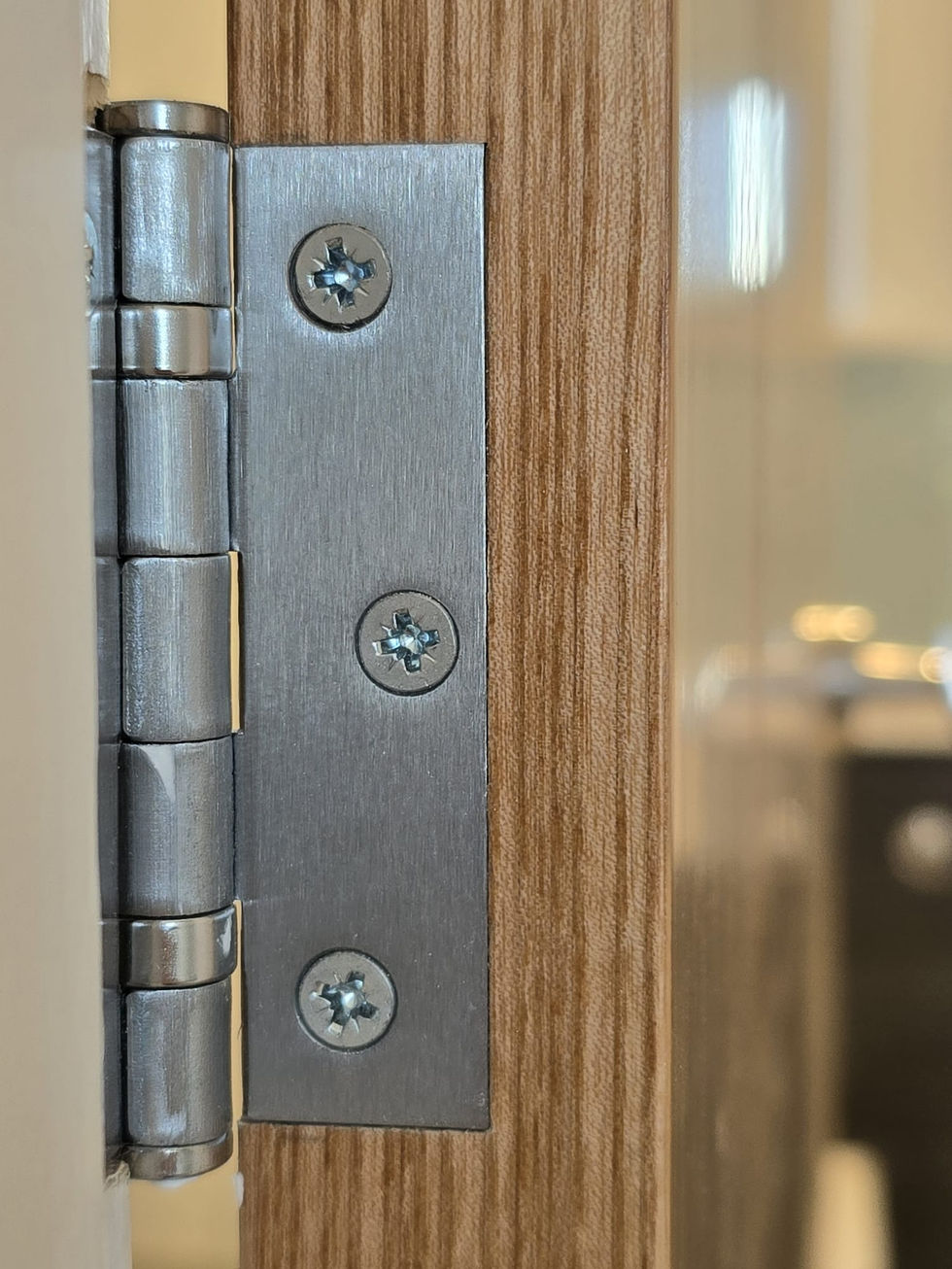 Door hinge fitted, Sway