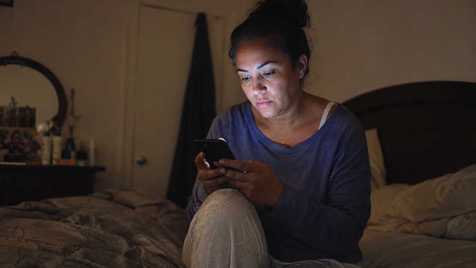 Mujer buscando información sobre inteligencia artificial en salud desde su teléfono de madrugada