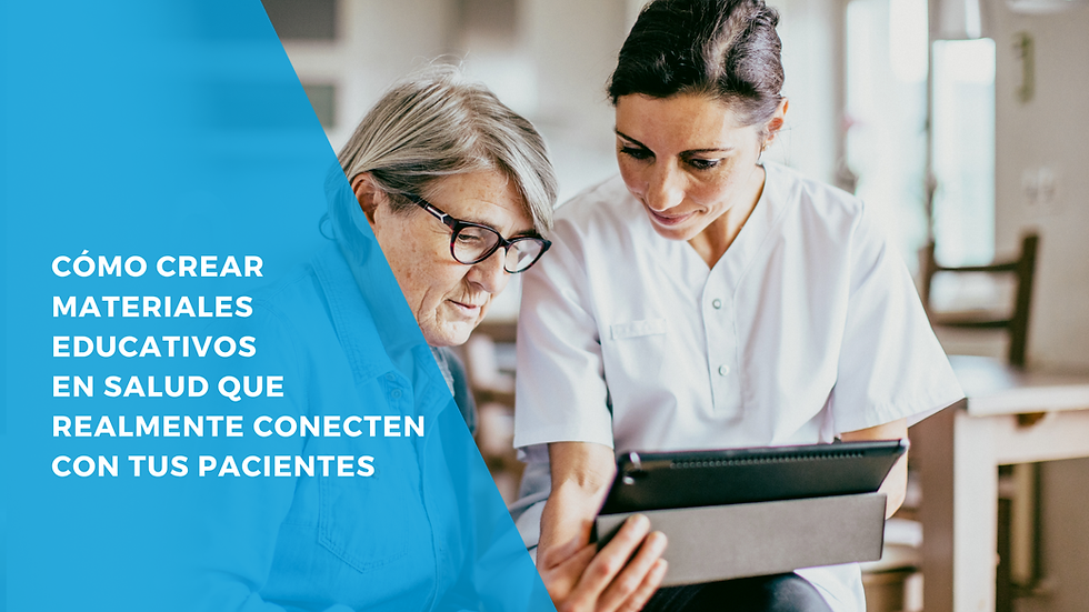 Profesional de la salud muestra información en una tableta a una mujer adulta mayor, ilustrando la importancia de crear materiales educativos claros, accesibles y centrados en las necesidades del paciente.