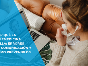 Mujer enferma cubierta con una manta mantiene una consulta de telemedicina desde su sofá, usando una laptop donde una profesional de la salud con audífonos y micrófono la atiende virtualmente.