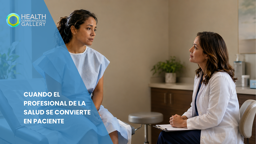 Profesional de la salud sentada en una camilla usando una bata médica azul de papel, mientras otra doctora la escucha con atención en una consulta cálida y tranquila.