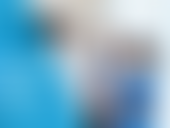 Equipo médico reunido en un pasillo de hospital, dialogando y revisando información en una tableta como parte de la coordinación del cuidado de pacientes.