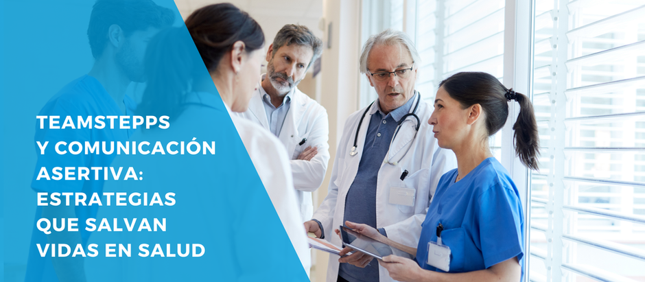 Equipo médico reunido en un pasillo de hospital, dialogando y revisando información en una tableta como parte de la coordinación del cuidado de pacientes.