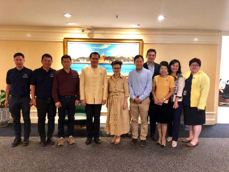 Industry experts meet Senator to discuss Thai elephant tourism.