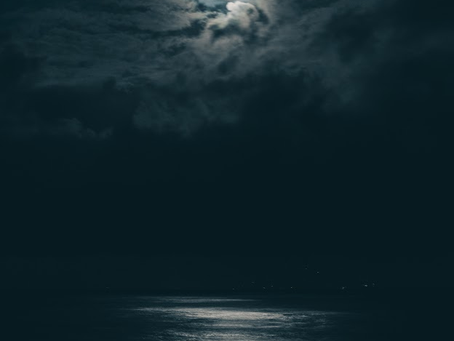 「其實事情都已經雲淡風輕,卻只有在最深沉的夜裡。只有黑和月光的純淨之下,最真實而原始的思念才得以浮現。」-心情故事