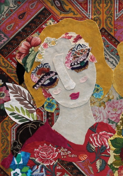 Portrait textile féminin en tissus floraux, art textile contemporain explorant présence et intériorité