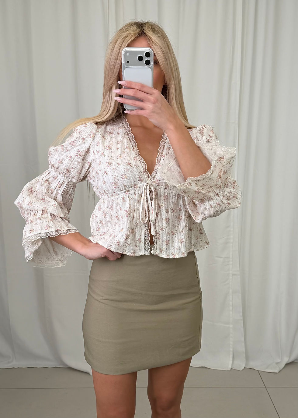 Miniaturbild: Beige flower blouse 
