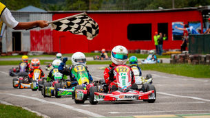 Nicolas Souza na categoria Cadete durante a 6ª etapa do Campeonato Estadual de Kart 2026 em Guapimirim