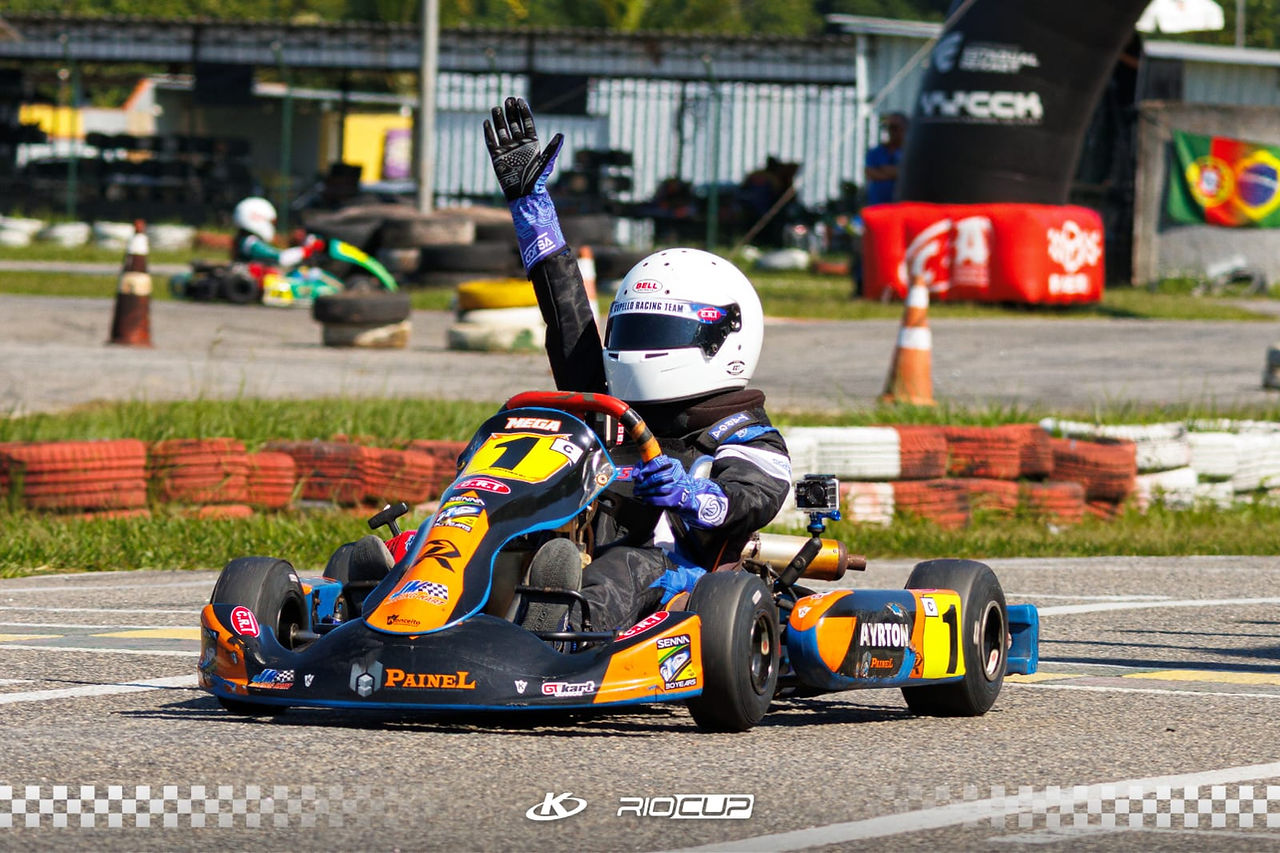 Ayrton Monteiro recebendo a bandeirada de  primeiro lugar