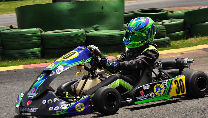 Jovem talento estreando na F4 Graduados B busca crescimento no automobilismo e almeja grandes conquistas na temporada Marcelo Kairis Aos 14 anos, Marcelo Kairis vem se consolidando como uma das promessas do kartismo nacional. Natural de Sorocaba, São Paulo, o piloto da Equipe Jonas Kart faz sua estreia na categoria F4 Graduados B. e, em 2025, está focado em novos desafios, incluindo a disputa do Campeonato Paulista e do Campeonato Brasileiro de Kart em Santa Catarina. Trajetória e paixão pelo automobilismo Desde pequeno, Marcelo sempre demonstrou uma grande paixão por carros e corridas. Aos 11 anos, conheceu o kart e, desde então, sua trajetória tem sido marcada por dedicação e evolução constante dentro das pistas. Agora, com uma bagagem cada vez mais sólida, ele busca competir em campeonatos que possam impulsionar sua carreira rumo às categorias profissionais do automobilismo. "Meu objetivo é crescer no automobilismo, competir na Porsche Cup Brasil, Endurance Brasil e seguir para categorias ainda maiores", destaca Marcelo, que vê no kart uma base fundamental para sua evolução técnica e esportiva. Temporada 2025 e desafios futuros Para alcançar seus objetivos, Marcelo Kairis conta com o apoio das empresas Tempermax Vidros e Paddock Hotel, fundamentais para sua jornada nas competições. A preparação para este ano inclui treinos intensos e participação em provas estratégicas, visando o aprimoramento de sua performance. Além das competições no kart, Marcelo também se destaca em outras modalidades esportivas. Praticante de mountain bike e competidor em campeonatos de moto aquática (Jet Ski), ele reforça sua versatilidade como atleta e mantém um preparo físico diferenciado para os desafios das pistas. Com talento, determinação e uma trajetória promissora, Marcelo Kairis entra em 2025 focado em se consolidar no cenário do kartismo nacional e dar os primeiros passos rumo ao automobilismo profissional. Seu caminho segue acelerado em busca de conquistas e grandes oportunidades. Siga Marcelo em suas redes sociais; @marcelinhokairis Fonte: Assessoria de imprensa Por: Portal KartWeb
