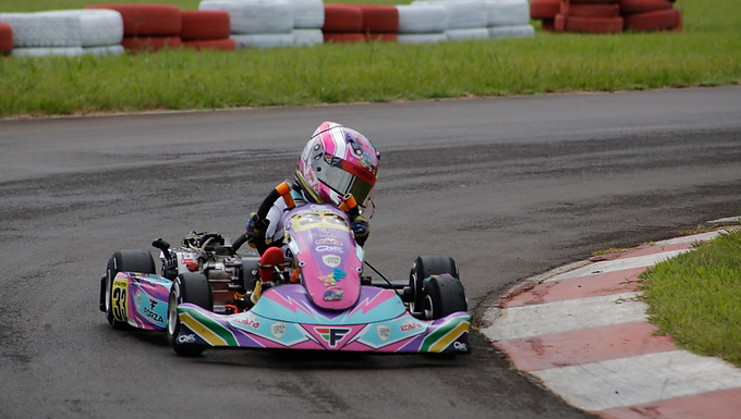 A trajetória da jovem piloto e o apoio familiar para superar os desafios Kovalski fotos Emily Vitória Martins é um nome que vem ganhando destaque no mundo do kart brasileiro. Aos seis anos, a pequena piloto tem demonstrado talento e determinação, conquistando seu espaço em um esporte tão desafiador. Embora ainda esteja começando sua trajetória, a jovem já alcançou um marco significativo em 2024 ao conquistar o título do Campeonato Guarapuavano de Kart (CGK2024). Começo precoce no Kart A história de Emily com o kart começou muito cedo. Aos três anos e meio, já demonstrava fascínio por velocidade.  "Ela frequenta o kartódromo desde que tinha 40 dias de vida, brinco que tem gasolina nas veias" , conta seu pai, Cláudio Luiz Martins Pinto Junior, que também é piloto e tem uma carreira no automobilismo. Com o apoio da família, que vive o automobilismo desde gerações anteriores, Emily começou a treinar com seu irmão mais velho, Ruan Martins Pinto, de 14 anos. Ambos compartilham a paixão pelo esporte e, embora a família enfrente desafios financeiros, o investimento para manter os dois no kart é significativo, refletindo a dedicação e os sacrifícios feitos para apoiar a carreira deles. O título no Campeonato Guarapuavano de Kart (CGK2024) Em 2024, Emily conquistou o título do Campeonato Guarapuavano de Kart (CGK2024), um feito notável para uma piloto tão jovem. Ela disputou a competição com crianças de 6 a 12 anos, participando de seis etapas. Emily venceu quatro delas e ficou em segundo lugar nas duas restantes. Embora a competição tenha sido organizada pela FPA (Federação Paranaense de Automobilismo),  "É importante destacar que a categoria Cadete, na qual Emily competiu, não foi oficialmente federada, o que impede o reconhecimento formal da conquista". Mesmo assim, o título representa um grande feito na sua carreira precoce. Treinos e apoio da família Emily já se dedica intensamente aos treinos para um futuro no kartismo profissional. Sua mãe, Simoni Martins, destaca que a rotina de treinamentos de Emily é equilibrada com os estudos. "Ela sabe que precisa se dedicar aos estudos, mas também está focada no kart. Concilia as duas coisas com muita responsabilidade",  comenta Simoni. Nos treinos, Emily tem se destacado. Em uma competição recente, que contou com participantes de 6 a 12 anos, Emily subiu ao pódio em terceiro lugar, perdendo a segunda posição por conta de um retardatário. Ela se mostrou determinada e sem medo da competição, algo raro para uma criança da sua idade. "Eu gosto de correr, andar de kart e também de comer uma carninha", diz Emily com um sorriso tímido, expressando sua paixão pelo esporte. O apoio de patrocinadores e o futuro promissor Apesar de ainda ser muito jovem, Emily já tem conquistado o apoio de patrocinadores que acreditam no seu potencial. A Forza, empresa de renome no mercado, e o preparador de kart Celso da Kosta, multicampeão brasileiro, são dois dos grandes apoiadores da jovem piloto. "Emily se destaca pela sua dedicação e talento tão precoce no kart. Estamos aqui para apoiar quem tem verdadeiro potencial" , afirma André Ribeiro, da Forza. Celso da Kosta, responsável pela preparação de Emily, também enxerga um futuro brilhante para a jovem:  "Vi vídeos dela e percebi que tem muito talento. Estou ansioso para acompanhá-la e ajudar no seu desenvolvimento como piloto". Expectativas para o futuro O futuro de Emily no kartismo parece promissor. A jovem piloto, que já dá sinais claros de que nasceu para as pistas, está apenas começando sua trajetória. Para sua família, vê-la evoluindo nas corridas é motivo de muito orgulho. "Ela nos enche de alegria e orgulho, seja no kart ou nos estudos. Ela tem se dedicado muito, e isso é muito gratificante",  diz o pai, Cláudio. Emily está se preparando para dar passos maiores em sua carreira, e todos que acompanham sua evolução acreditam que ela tem tudo para brilhar no cenário do kart brasileiro. Embora ainda precise atingir a idade mínima para competições oficiais, seu desempenho nas pistas já é uma clara demonstração do seu potencial. O Portal Kartweb  continuará acompanhando de perto a carreira de Emily Vitória Martins , trazendo todas as novidades sobre sua jornada no kartismo. Siga nossa pequena piloto em suas redes sociais:  emilyvitoriakart O Portal Kartweb estará acompanhando de perto sua carreira e trazendo todas as novidades sobre sua evolução nas pistas! Por Portal KartWeb