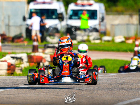 Ayrton Monteiro celebra desempenho na categoria Cadete durante a 4ª etapa do Campeonato Estadual de Kart 2026 em Guapimirim