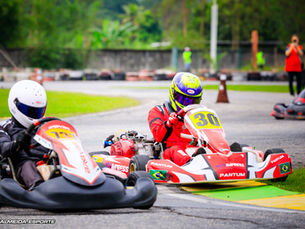 Depois de largar em 21º em um grid com 24 pilotos, Ryan Santos enfrentou toques, saiu da pista nas baterias e mostrou recuperação no Estadual RJ e Carioca de Kart 2026.