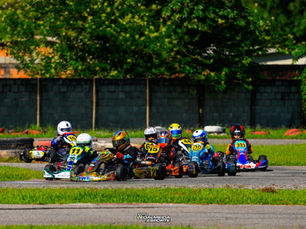 Grid cheio no Campeonato Estadual de Kart do Rio de Janeiro 2026 durante etapa em Guapimirim