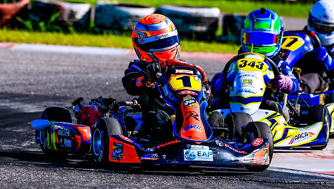 O Campeonato Estadual de Kart (CEK 2026) realizou neste sábado sua terceira etapa, reunindo grandes nomes do kartismo. O destaque foi o desempenho consistente do piloto Ayrton Monteiro, que garantiu dois pódios importantes na disputa. Guapimirim/RJ, 26 de abril de 2026