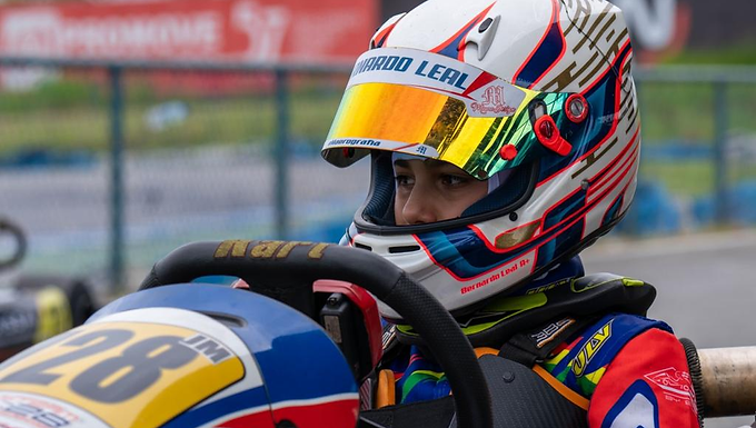 A entrada de Bernardo, nas competições previstas para este mês no Circuito Internacional Paladino, marca a volta da família Leal aos palcos do kartismo brasileiro. Até o fim do mês de julho, a pista do Circuito Internacional Paladino, na cidade de Conde, litoral sul da Paraíba, vai sediar competições importantes do kartismo regional e nacional. Campeonato do Nordeste, Copa Brasil e Regional Cup são algumas das disputas no traçado nordestino neste mês. Entre os destaques que vão acelerar no traçado está o piloto Bernardo Leal (Onlog - Logística e Rastreamento / Autovel / Multifácil / Circuito Internacional Paladino / Equipe: Elder Racing / Coach: Murilo Fiore / Preparação Física: Pilotup - Bia Martins), da categoria Júnior Menor, revelação do kart brasileiro em 2021, com títulos que reverberam na carreira desse pernambucano. Vale lembrar que naquele ano, Bernardo Leal conquistou o título da Copa Brasil na categoria Mirim e também foi Campeão Paranaense de Kart, nas competições que foram disputadas em Londrina, na pista do Kartódromo Luigi Borghesi. Ainda em 2021, conquistou a Copa São Paulo Light e o Campeonato Paraibano de Kart, este último no Circuito Internacional Paladino. No ano seguinte, foi vice-campeão brasileiro da categoria Mini 2T, além de ser o destaque do kartismo nordestino. A entrada de Bernardo Leal, nas competições previstas para este mês no Circuito Internacional Paladino, marca a volta da família Leal aos palcos do kartismo brasileiro. Bernardo, juntamente com seu irmão, Alexandre, se destacou por onde passou, nas temporadas que disputaram nas categorias Mirim e Cadete, como os campeonatos nacionais, paulistas e regionais pelo Nordeste. Por isso, o foco de Bernardo é mostrar que o DNA vencedor da família permanece. “Eu estou muito motivado para essas competições aqui no Paladino. Essa pista é praticamente a minha casa e espero reviver bons resultados que tive aqui e em outras pistas do Brasil. Vou dar meu melhor e, se Deus quiser, conquistar meus objetivos”, disse Bernardo Leal ao final de mais um dia de treino no Paladino. A primeira competição de Bernardo Leal é no próximo fim de semana, no Campeonato do Nordeste, que também é válido pelo Open da Copa Brasil de Kart. A 25ª edição da competição nacional, no entanto, começa na próxima semana e vai até o final de julho, quando também será disputada a final da Regional Cup, prova que vale vaga para o Mundial de Kart, na Inglaterra. Texto por Kako Marques / KMCom Assessoria