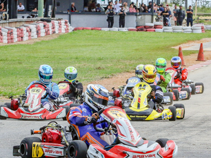 Pilotos participam da abertura do Campeonato do Nordeste de Kart 2026 no Kartódromo Leandro Merlo, em Vitória da Conquista, na Bahia.