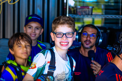 Nicolas Souza competindo na categoria Cadete com desempenho de liderança no campeonato  