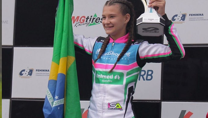 Jovem piloto de Guarulhos se destaca na seletiva com desempenho consistente sob chuva, evidenciando preparo técnico e psicológico. A piloto Isabelly Melniski Ferreira , de 12 anos, foi a vencedora da categoria Kids da FIA Girls on Track Brasil. – Seletiva Fia Girls On Track 2025 : Realizada no último fim de semana no Kartódromo Internacional Aldeia da Serra (SP). A competição reuniu 31 jovens kartistas do Brasil e do Chile, e distribuiu R$ 30 mil em premiação para as campeãs das categorias Kids e Júnior, valor destinado exclusivamente ao investimento em suas carreiras no automobilismo. A preparação de Isabelly foi marcada por treinos intensivos, mesmo sob chuva e em condições adversas, incluindo sessões com adultos e baterias extras fora do cronograma oficial. Na manhã do domingo, Dia das Mães, a piloto demonstrou confiança e foco desde a chegada ao kartódromo. Solicitou reconhecimento prévio da pista, que estava úmida, e analisou pontos de aderência no traçado, utilizando técnicas de observação e percepção para aprimorar sua pilotagem. Isabelly largou da pole position e manteve a liderança até o fim, encerrando sua terceira participação no projeto com a vitória. “ Estava focada ao extremo. Torcia muito por essa vitória. Foi uma honra largar em primeiro lugar e vencer. Minha preparação foi muito mental, com muitos treinos e dedicação ”, afirmou a piloto. O resultado é reflexo também do acompanhamento psicológico realizado com a profissional Ana Marchalk, voltado à preparação emocional da jovem atleta. A seletiva foi organizada pela Comissão Feminina de Automobilismo da CBA, com apoio da FIA e patrocínio da Porto. O projeto Fia Girls on Track tem como objetivo fomentar a presença feminina em todas as áreas do automobilismo desde as categorias de base. Os próximos passos da carreira de Isabelly serão definidos em conjunto com a equipe, incluindo a possibilidade de participação no Campeonato Brasileiro de Kart. Texto: Assessoria de imprensa Por: Portal kartWeb