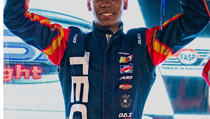 Com foco total na temporada 2025, o piloto lança uma rifa com prêmio de um Kart Bravar zero para viabilizar sua participação em grandes competições Gabriel Fernandes Gabriel Fernandes lança rifa de um Kart Bravar para garantir sua temporada no kartismo O jovem talento do kartismo brasileiro, Gabriel Fernandes , segue acelerando forte em sua carreira e quer disputar os principais campeonatos da temporada 2025. Com planos de competir na Copa São Paulo Light e no Campeonato Brasileiro de Kart , ele busca apoio da comunidade para viabilizar sua participação e lançou uma rifa imperdível ! O prêmio? Um Kart Bravar zero ! Essa é a chance de garantir um equipamento de alta performance e, ao mesmo tempo, apoiar um piloto dedicado e promissor. A Rifa Solidária para Realizar o Sonho de 2025 Agora, Gabriel está determinado a continuar sua trajetória vitoriosa e disputará grandes campeonatos de kart em 2025, como a Copa São Paulo Light e o Campeonato Brasileiro de Kart . No entanto, para garantir sua presença nessas competições de alto nível, ele está realizando uma rifa solidária para arrecadar fundos e viabilizar sua participação. Um legado de superação no kartismo Gabriel cresceu dentro das pistas e sempre contou com o suporte do pai, Nikima , fundador da Nikima Racing , uma das equipes mais respeitadas do meio. Sob sua orientação, Gabriel se tornou um competidor talentoso e determinado. Agora, ele segue sua trajetória com a mesma garra e disciplina, mantendo vivo o legado de Nikima. Como participar da rifa e concorrer ao Kart Bravar zero? A rifa do Gabriel Fernandes é uma oportunidade única para contribuir com o esporte e ainda levar um Kart Bravar zero para casa. Basta acessar o Link abaixo: https://rifapersonalizada.com.br/rifa-kart-bravar-okm-para-o-biel-competir-em-2025-EiwGg5 Detalhes da rifa: 🏁 Prêmio: Kart Bravar zero Objetivo: Financiar a participação do piloto na Copa São Paulo Light e no Campeonato Brasileiro de Kart. Acelere com Gabriel! Gabriel Fernandes já mostrou seu talento nas pistas, e agora conta com o apoio dos fãs do kartismo para seguir conquistando novos desafios. Participe da rifa do Kart Bravar zero e ajude esse jovem piloto a brilhar em 2025! 🔗 Adquira seu número agora e faça parte dessa jornada! Por: Portal Kartweb