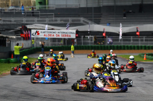 Pilotos alinhados no grid da Aldeia Kart Cup no kartódromo Aldeia da Serra