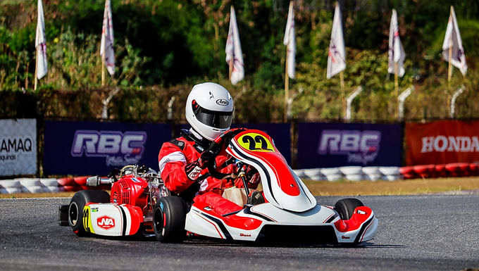 Com novos desafios e grandes patrocinadores, piloto mineiro de 14 anos busca alcançar novos horizontes no automobilismo brasileiro e mundial. foto: Nathan Produções Pedro Diniz, piloto mineiro de 14 anos, se destaca como uma das maiores promessas do kartismo brasileiro. Com uma trajetória já repleta de vitórias e desafios, Pedro se prepara para um 2025 de grandes competições, metas ambiciosas e o apoio de patrocinadores de peso, como Serenata e o grupo musical Jota Quest. A carreira de Pedro teve início no kartismo em 2024, quando, com apenas 14 anos, conquistou o título de Campeão Mineiro Rookie na categoria F400 Júnior. Além disso, garantiu o 3º lugar no Campeonato Mineiro de Kart e foi premiado como o Melhor Estreante de Minas Gerais. Esse reconhecimento fez com que o piloto fosse apontado como uma das revelações mais promissoras do kart estadual. Desafios e Preparação para 2025 Em 2025, Pedro enfrentará um grande desafio ao migrar para a categoria PNK (Novatos), onde competirá com os motores X30 125cc, que exigem mais técnica e adaptação dos pilotos devido ao aumento de potência. Para ele, essa mudança é uma oportunidade de evolução. "Quero melhorar como piloto e fora das pistas. A dedicação e as relações são fundamentais para alcançar o sucesso nesses grandes campeonatos" , reflete Pedro. Parcerias Estratégicas e Crescimento O apoio de marcas como Serenata e o grupo musical Jota Quest , além do envolvimento da fabricante de chassis Bravar, são fundamentais para o crescimento de Pedro. Essas parcerias não apenas reforçam a credibilidade de seu nome no cenário nacional, mas também sinalizam um futuro promissor no automobilismo. Em 2025, o piloto terá a chance de expandir sua carreira além das competições mineiras, participando de campeonatos de renome, como a Copa SP Light, a Copa Beto Carrero e o Campeonato Brasileiro de Kart. Trabalhar com equipes de outros estados também será uma novidade, proporcionando a Pedro uma valiosa experiência técnica e estratégica. Olhando para a Europa Embora seu foco esteja no cenário brasileiro, Pedro já começa a vislumbrar o futuro na Europa, onde muitos grandes nomes do automobilismo começaram suas trajetórias. "Correr na Europa é um sonho, mas sei que é um longo caminho. Estou focado em me preparar para quando a oportunidade chegar" , afirma Pedro. O Futuro Está ao Alcance Com talento, dedicação e um time de apoio comprometido, Pedro Diniz está pronto para seguir evoluindo dentro e fora das pistas. Aos 14 anos, ele já demonstra a maturidade necessária para lidar com os desafios que surgem, com o objetivo de representar o Brasil e, quem sabe, se tornar um nome de destaque no automobilismo internacional. Siga Pedro em suas redes sociais: @pedrodiniz.22 Por: Portal kart web