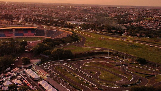 Competição intensa no Kartódromo Luigi Borghesi reúne Felipe Sanches, Davi Honório, Gael Rampazzo e Francisco Rocha, pilotos que se destacaram em preparação para o Campeonato Brasileiro de Kart. O Open do Brasileiro de Kart, realizado no Kartódromo Luigi Borghesi em Londrina, foi palco de uma intensa disputa entre jovens talentos nacionais. Com 165 inscrições, o Campeonato Paranaense de Kart finalizou no último sábado (2), no Kartódromo Luigi Borghesi, em Londrina (PR), a 60ª edição de sua história. O mais antigo estadual do kartismo no Brasil foi também o Open do Grupo 2 do Campeonato Brasileiro, que será disputado na próxima semana, entre os dias 11 e 16, na mesma pista. Felipe Sanches, promessa paulista, demonstrou seu talento ao conquistar a pole e finalizar entre os Top 10, superando desafios com estratégia e foco. "Foi uma competição intensa e cheia de aprendizado" , avaliou Felipe Sanches. "Estar aqui em Londrina e poder disputar o Open, ao lado de tantos competidores de alto nível, foi essencial para ajustarmos nosso trabalho e acertarmos o kart para o Brasileiro. Conquistar a pole já foi uma vitória e me deu confiança para encarar os desafios, mesmo com a falta de rendimento em algumas situações. Estamos no caminho certo, focados e prontos para brigar por mais um bom resultado em novembro" , concluiu. Já o tocantinense Davi Honório impressionou ao fazer uma prova de recuperação, garantindo o título de campeão tanto no Open quanto no Campeonato Paranaense, após ultrapassagens decisivas que o levaram ao topo da categoria Mini 2T. “Foi uma corrida muito emocionante! Eu sabia que teria que dar o meu melhor, porque largar lá atrás não era fácil. Quando passei para a frente, só pensei em manter o ritmo até o fim,” comemorou Davi, “Agora, meu foco é no Brasileiro. quero fazer um bom trabalho aqui e, se tudo der certo, quem sabe levar outro troféu para casa.” Com essa conquista, Davi Honório já desembarca em Londrina para o 59º Campeonato Brasileiro de Kart, na próxima semana. Outro destaque foi Gael Rampazzo , que assegurou o vice-campeonato nas duas competições, mostrando consistência e velocidade ao conquistar as voltas mais rápidas e uma posição privilegiada para o Campeonato Brasileiro. "Foi muito legal correr aqui! O kart estava excelente e eu estava bem concentrado. Estou feliz por conseguir ir bem nas baterias e na final. Agora, vou me preparar ainda mais para o Brasileiro, quero fazer um bom trabalho e mostrar meu melhor" , comentou o piloto, animado e confiante. Francisco Rocha, por sua vez, viveu um fim de semana agitado, participando da competição em Londrina e marcando presença nos bastidores do GP de Fórmula 1 em São Paulo, onde acompanhou de perto o trabalho das equipes de F1, incluindo uma visita à Visa Cash App RB F1 Team. "Foi um fim de semana daqueles, com altos e baixos. Consegui avançar bastante em uma das provas, mas na final acabei não conseguindo manter o mesmo ritmo”, comentou Francisco, destacando seu foco em fazer uma boa competição no Brasileiro. "Agora é ajustar tudo e chegar bem para a próxima semana e dar o meu melhor no Brasileiro." Guilherme e Rafael Busato avaliam positivamente as disputas do Paranaense e Open Os irmãos Guilherme e Rafael Busato (Shift Car / 7Place Veículos / Equipe: Kosta Racing / Coach Erick Lutum), de Curitiba, encararam a pista, disputando nas categorias Júnior Menor, Júnior e OK Júnior em um fim de semana de muito aprendizado. Na semana de provas em Londrina, as disputas começaram com as categorias Júnior Menor, para Guilherme, e Júnior, para Rafael. Após um bom desempenho no treino classificatório, Guilherme garantiu um lugar na segunda fila e mostrou ritmo na primeira corrida, alcançando a quarta colocação. Porém, um toque na segunda prova classificatória o tirou da briga, e, na final, quando estava na quarta colocação na quinta volta, foi envolvido em um incidente que o obrigou a abandonar. Já na categoria OK Júnior, Guilherme largou da terceira fila e finalizou a primeira corrida em sétimo lugar, mas foi forçado a abandonar na segunda prova. Na grande final, completou apenas uma volta antes de rodar e ficar fora da corrida, encerrando assim sua participação no Open de forma precoce. Apesar dos contratempos, ele vê o final de semana como uma preparação importante. “Foi um fim de semana muito intenso, mas também de muito aprendizado. É só o começo, e quero focar na semana que vem, que é o nosso objetivo principal” , comenta Guilherme, confiante. Theo Salomão fechou preparação para o Brasileiro de Kart com 3º lugar no Open em Londrina. Goiano buscará o tetracampeonato na próxima semana no Kartódromo Luigi Borghesi Depois de vencer a principal competição no kartismo nacional pela terceira vez em outubro, na categoria F4 Júnior, o piloto da equipe ONS / Bravar viveu uma semana intensa em Londrina. Em uma pequena “maratona” de atividades, que incluíram treinos, tomada de tempos e provas, Theo Salomão foi o 3º colocado na Final da categoria Júnior. “Foi um bom Open para mim e para a equipe. Estive sempre rápido, testamos muitas coisas que poderão ser utilizadas na próxima semana e posso dizer que estamos fortes para lutar pelo tetra”, disse Theo Salomão (AJEL Materiais Elétricos). “Temos alguns ajustes finos para fazer nos treinos oficiais, mas chegaremos bem preparados e com muita confiança”, finalizou. Confira os resultados completos do Open: MIRIM 1 Lorenzo Kuhn 2 Manoel Martins 3 Igor Ohpis 4 Romeo Ferrante 5 Joaquim Fronza 6 Marco Bomtempo Neto 7 Enzo Cereser 8 Bento Gaideski 9 Lucas Raitani 10 Sanito Cruz Neto CADETE 1 Flávio Maioli 2 Felipe Camilo 3 Eduardo Mathoso 4 Luís Costa 5 Nicolas Weiss 6 Nicolas Raitani 7 Alberto Tormem 8 Lucas Sacamoto MINI 2T 1 Davi Honório 2 Gael Rampazzo 3 Lorenzo Kuhn 4 Rafael Guimarães 5 Matias Dominguez 6 Manoel Martins 7 Vinícius Gabriel 8 Joaquim Andrade 9 Arthur Machado 10 Felipe Camilo JÚNIOR MENOR 1 Nicolas Guth 2 Arthur Cordeiro 3 João Paulo Bonadiman 4 Miguel Barbosa 5 Antônio Claro 6 Lorenzo de Castro 7 Felipe Sanches 8 Manoel Ceccatto 9 Angelo Predebon 10 Francisco Rocha 11 Bernardo Motter 12 Henrique Weissheimer 13 Murilo Bono 14 Raphael Gebara 15 Pedro Perondi 16 Guilherme Busato JÚNIOR 1 Gustavo Bonk 2 Bernardo Gentil 3 Theo Salomão 4 Luiz Queiroz 5 Samuel Santiago 6 Eli Steinbruch 7 Guilherme Moleiro 8 Paulo Willemann Filho 9 Caio Zorzetto 10 Rafael Busato 11 Felipe Lorenzi DQ Lucas Kuhn DQ Miguel Dorce OK JÚNIOR 1 Guilherme Moleiro 2 Gustavo Bonk 3 Lucas Kuhn 4 Leonardo Ramires 5 Caio Zorzetto 6 Rafael Busato NC Guilherme Busato NC Arthur Cordeiro NOVATOS 1 Victor Tieri 2 Felipe Freire 3 Máximo Toviggino 4 Enricco Abreu 5 Henrique Scotti 6 Renzo Barbuy 7 Thiago Ferreira 8 Renato Lopes 9 Dudes Castroneves 10 João Paulo Sanzovo 11 Bruno Favaretto Filho 12 Tito Sobral 13 Bárbara Estevo 14 Manuel Paredes 15 Cadi Baptista NC Matheus de Morais NC Rodrigo Pioneer NC Matheus Minato GRADUADOS 1 Gabriel Sano 2 Olin Galli 3 Rafael Croce 4 Enzo Prando 5 Allan Croce 6 Lucas Moura 7 Pedro Almeida NC Enzo Nienkotter DQ Fausto Filho OK 1 Fausto Filho 2 Máximo Toviggino NC Nicollas Loretti NC Marco Costa Neto SÊNIOR AM 1 Roberto Amaral 2 Bruno André 3 Marcos Montans 4 Felipe Nóbrega 5 Lucas do Valle 6 Diego Faria 7 José Pontalti Júnior 8 Aldo Hiroshi 9 Mauro Carvalho 10 Juliano Longo 11 João Guimaro 12 Ricardo Chahine 13 Andherson Abreu SÊNIOR PRO 1 Lucca Croce 2 Douglas Hiar 3 Francesco Ventre 4 Lucas Chimello NC Júlio Conte NC Fernando Croce NC Vinícios Corbo NC Jonathan Louis SUPER SÊNIOR 1 Ernandes Onassis 2 Márcio Eduardo 3 Beppe Askerbo 4 Jefferson Kronbauer 5 Marcelo Owada 6 Fernando Oizumi 7 Célio Amorim 8 Fernando Scotti 9 Gonçalo Allage NC Edward Fachini SUPER SÊNIOR MASTER 1 Fernando Pastro 2 Welson Jacometti 3 Sandrei Silva 4 Valdemiro Oliveira 5 Pita Stecanella NC Doglas Pierosan SÊNIOR 60+ 1 Jedson Vicente 2 Marcelo Carani 3 Amílcar Mugnaini 4 Léo Reis NC Munir Aboissa F4 JÚNIOR 1 Davi Alkmin 2 Guillermo Matos 3 Davi Lima 4 Otto Machado 5 Arthur Machado 6 Christian Coninch 7 Amir Osman 8 Eloísa Chefer NC Arthur Fabiano F4 GRADUADOS 1 Gabriel Perez 2 Gabriel Carrer 3 Fernando Tullio 4 Matheus Rossoni 5 Pedro Cerdeira 6 Arthur Pirkiel 7 Yasmin Weiss F4 SÊNIOR 1 Eduardo Giglio 2 Fernando Tullio NC Fabiano Donato NC Natan Aceti F4 SUPER SÊNIOR 1 André Toledo 2 Jean Pedro Straparava 3 Adílson Lúcio 4 Alex Haritani NC Natan Aceti F4 SUPER SÊNIOR MASTER 1 Olívio Perin 2 Moacir Carrer Fonte: KG COM Assessoria de Comunicação Fonte: KM Com Assessoria Siga nossas redes sociais; @PORTALKARTWEB