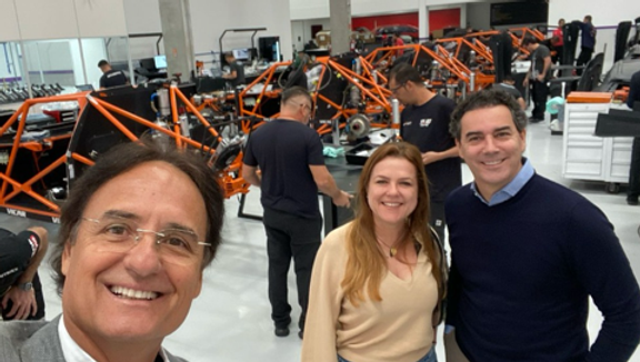 Controle de qualidade rigoroso e padronização sem precedentes elevam o nível do automobilismo nacional Foto: Audace Tech O presidente da Confederação Brasileira de Automobilismo (CBA), Giovanni Guerra, realizou uma visita especial à fábrica da Audace Tech, empresa responsável pela produção do novo carro da Stock Car, considerado um dos projetos mais ambiciosos e tecnologicamente avançados do automobilismo nacional. Recebido pelo empresário Lincoln Oliveira, presidente do Grupo Veloci (que engloba a Vicar Promoções Desportivas, Stock Auto Service e Audace Tech), percorreu todas as instalações do complexo localizado no município de Cotia, na Grande São Paulo. Durante a visita, o presidente da CBA teve a oportunidade de acompanhar de perto a montagem de alguns dos 31 veículos que compõem a nova geração da Stock Car. A visita revelou não apenas o alto nível tecnológico, mas também a organização de ponta presente em toda a linha de produção. “Particularmente, fiquei muito bem impressionado, muito orgulhoso, extremamente feliz e, naturalmente, com mais responsabilidade ainda pela confiança do Lincoln, como esportista e empreendedor, no futuro do automobilismo brasileiro”, destacou Giovanni. A estrutura da fábrica impressiona pelo porte e atenção aos detalhes. Cada peça conta com um QR Code individual, que garante controle de qualidade e padronização sem precedentes no automobilismo nacional. “É de fato uma virada no automobilismo do Brasil. Sem dúvida, o país está atingindo um nível de excelência igualado aos maiores centros mundiais do nosso esporte” , afirmou o presidente. Giovanni também reforçou o comprometimento da CBA com o desenvolvimento e fortalecimento do esporte. “Desejo ao Lincoln e à família da Vicar muito boa sorte, que Deus continue os abençoando e contem comigo e com a CBA porque estamos juntos e misturados e acelerando o automobilismo brasileiro rumo à vitória, rumo aos bons negócios, rumo à satisfação empresarial dos promotores, dos chefes de equipe e, naturalmente, dos pilotos” , concluiu. Legenda / foto abertura: Giovanni Guerra, sua esposa Luanda Guerra, e Lincoln Oliveira. Fonte: Comunicação CBA Portal KartWeb